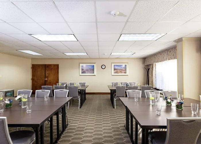 Hotel Hampton Hanes Mall 3*