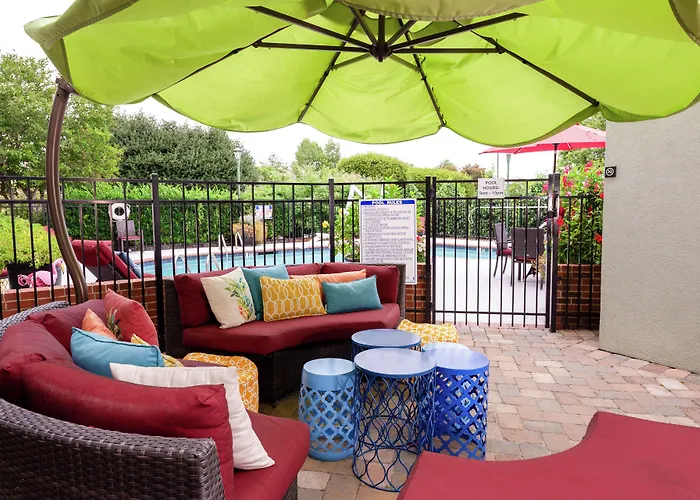 Hotel Hampton Hanes Mall 3*