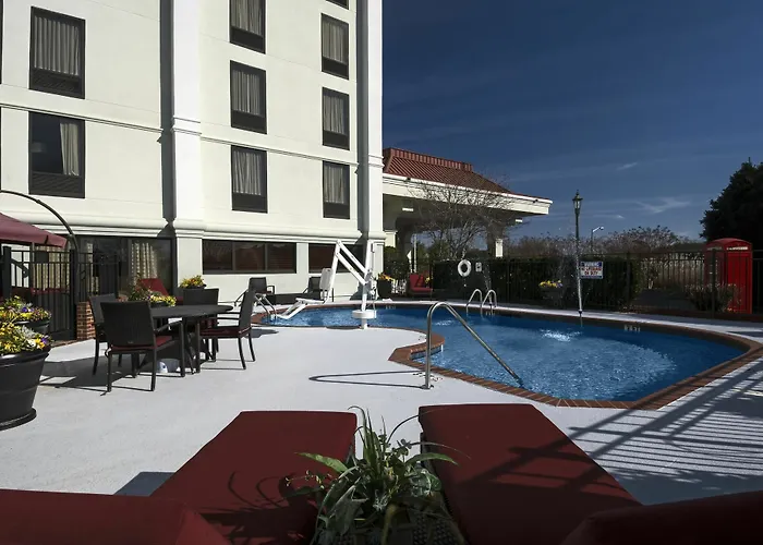 Hotel Hampton Hanes Mall 3*