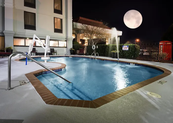 Hotel Hampton Hanes Mall 3*
