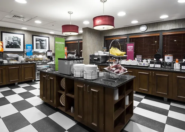 Hotel Hampton Hanes Mall 3*